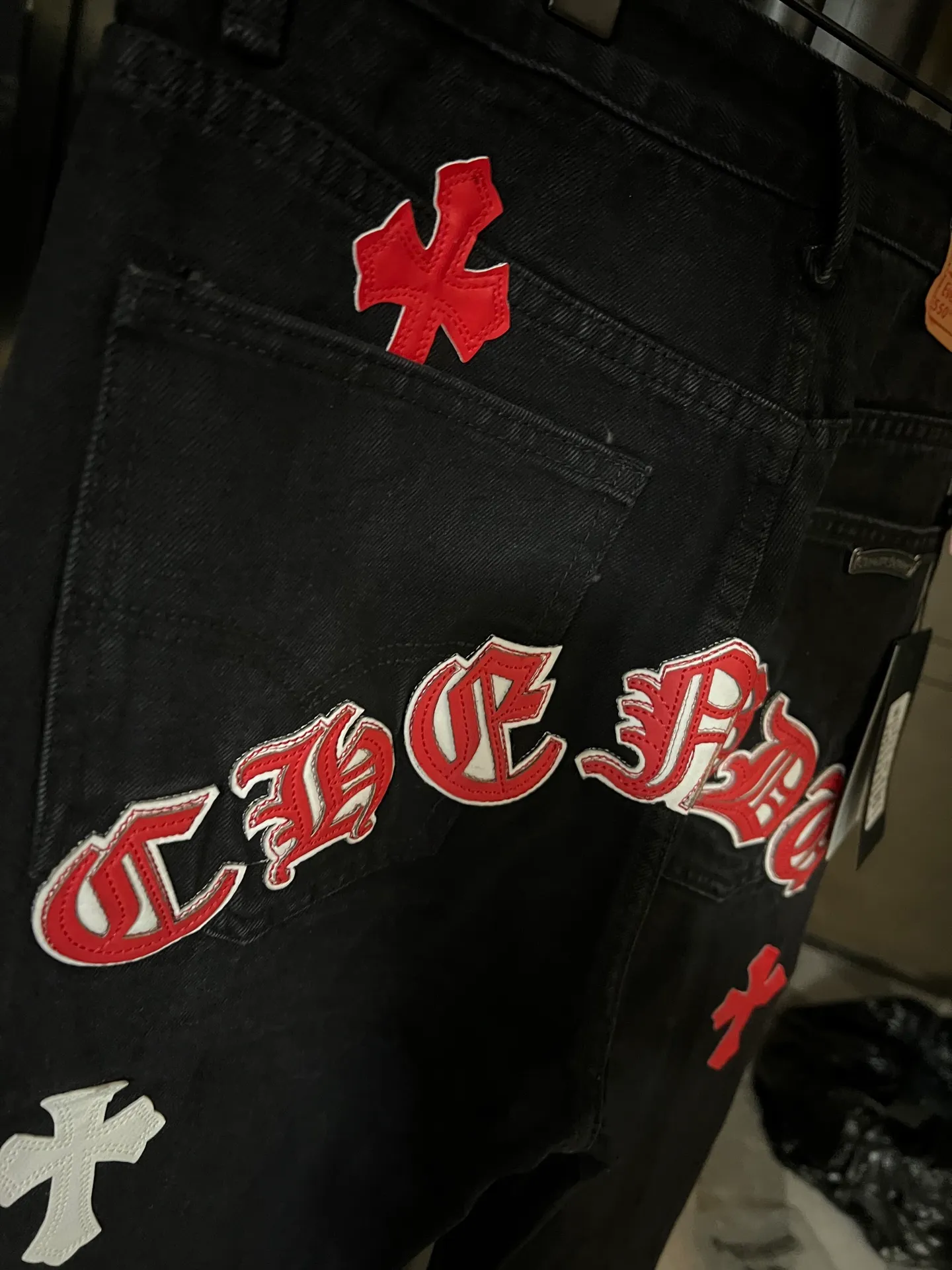 P260 [Next day] Chrome Hearts/CH Hong Kong city limited series Sanskrit cross patch patchwork leather jeans (black) Black and red color matching - Hong Kong limited fashion players, Chrome Hearts Hong Kong city limited jeans are now available!  The unique color scheme is like the intertwining of vitality and romance of Hong Kong. The three-dimensional letters between the hips seem to tell the story of the city. The customized hardware, the three-dimensional and thick cross stamens, and the hand-cut leather washers make the details full of luxury.  Handcrafted and made of environmentally friendly materials, comfort and quality coexist. Owning it is not only an outfit, but also a status symbol. Globally limited edition, don’t miss it.  Size: 28 30 32 34 (corresponding to s-xl) Detailed size can be found in Figure 9